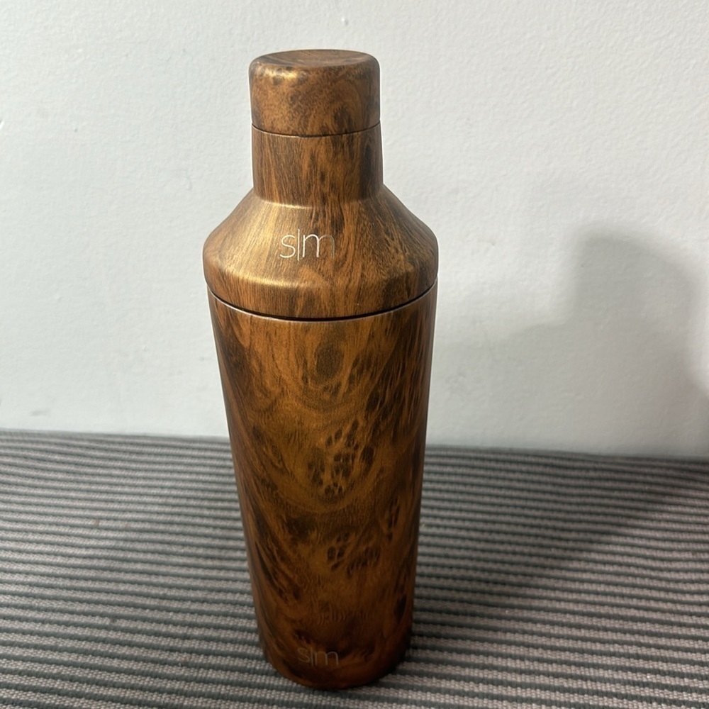 Simple Modern  Cocktail Shaker for Bar with Jigger Lid